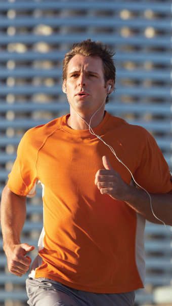 Ein Mann joggt